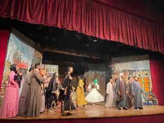 فريق التمثيل بأكاديمية طيبة يقدم عرضاً مسرحياً مبهراً فى مسابقة وزارة التعليم العالي